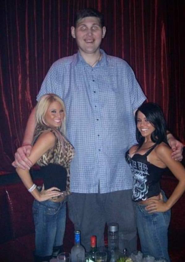 Tiny Girls Or Huge Dude 