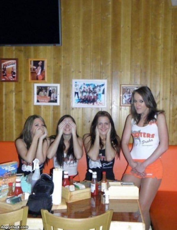 Hooters Girls